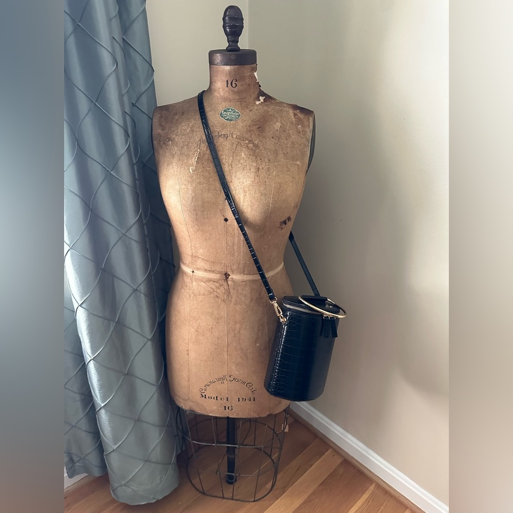 Who What Wear (Target) Oval Crossbody purse